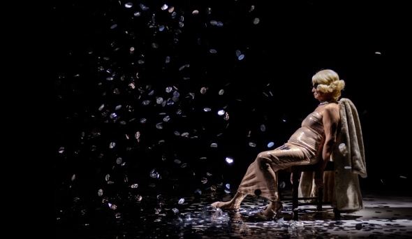 Foto di scena dello spettacolo Beast without beuty. Donna seduta al buio su una sedia 