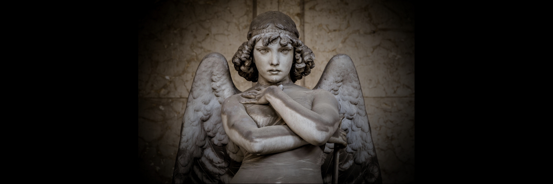 Foto di una statua di un angelo
