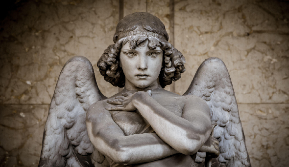 Foto di una statua di un angelo