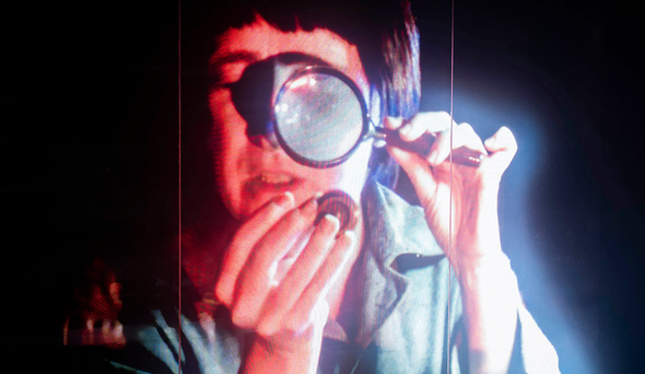 immagine dell'attrice Federica Fracassi con abiti di scena che interpreta il ruolo della scrittrice Ágota Kristóf