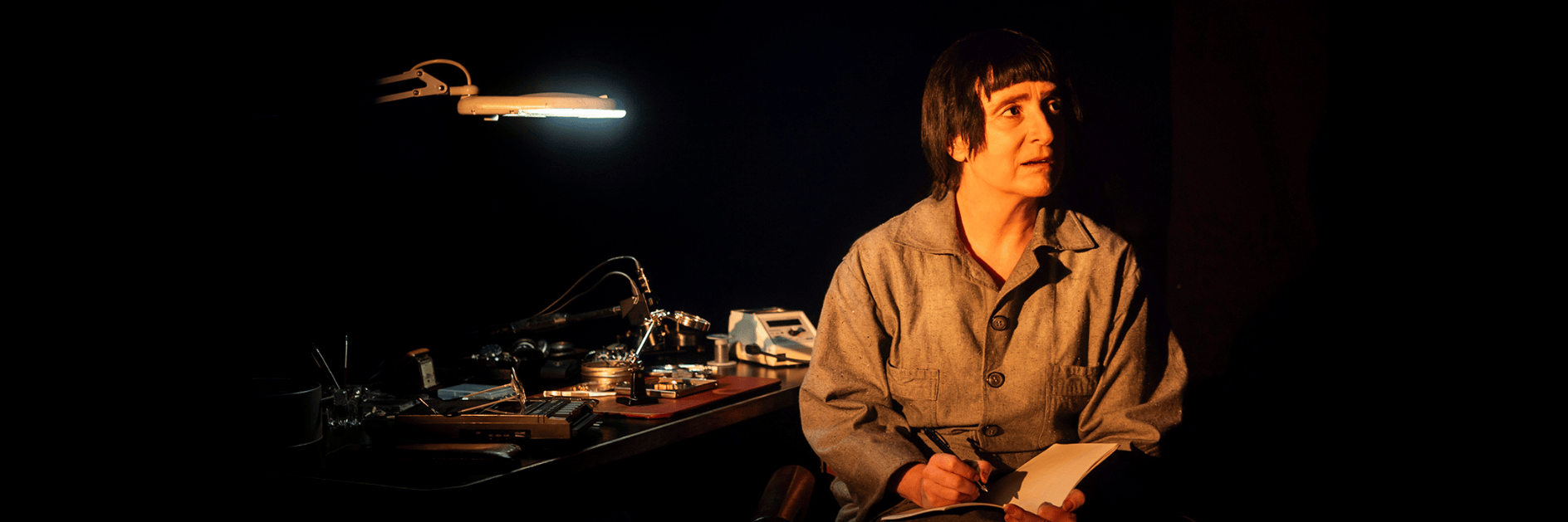 immagine dell'attrice Federica Fracassi con abiti di scena che interpreta il ruolo della scrittrice Ágota Kristóf