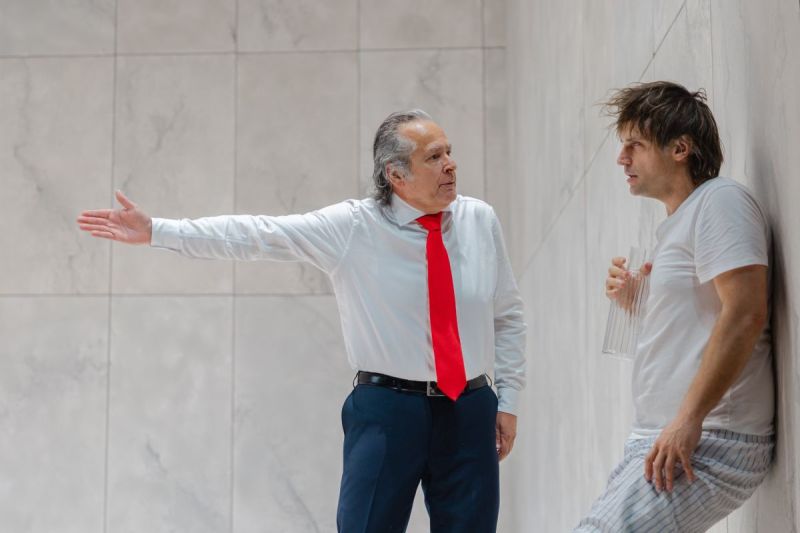 Due uomini discutono. Uno sta indicando all'altro una direzione