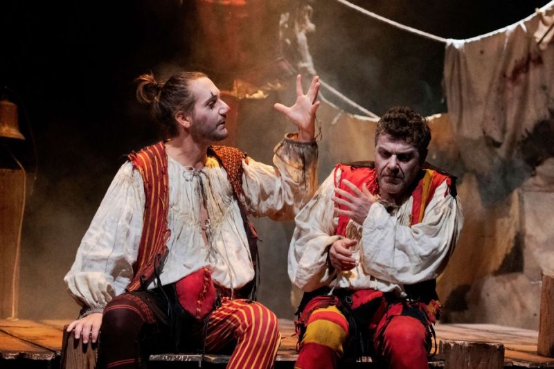Foto di scena. Due buffoni parlano tra loro 