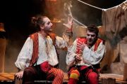 Foto di scena. Due buffoni parlano tra loro 