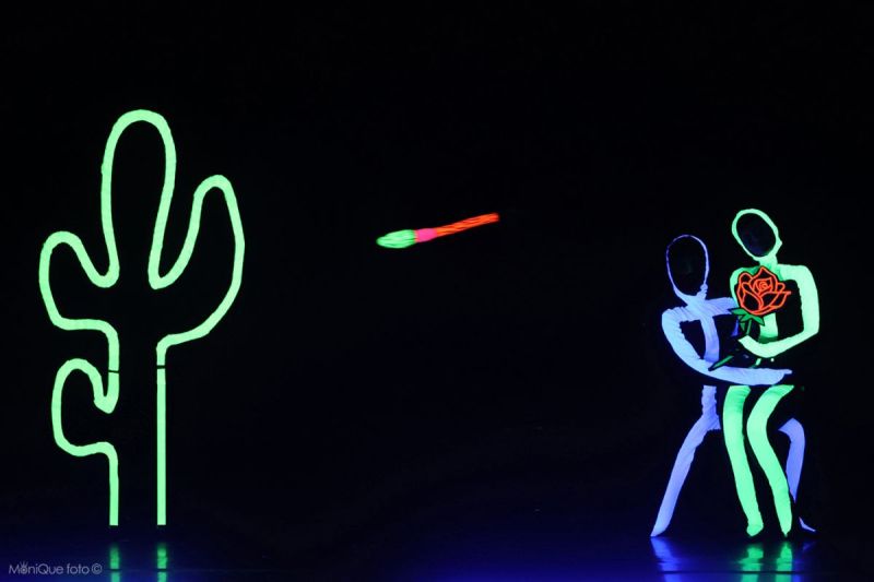 Foto di scena. Effetto di luci su sfondo nero