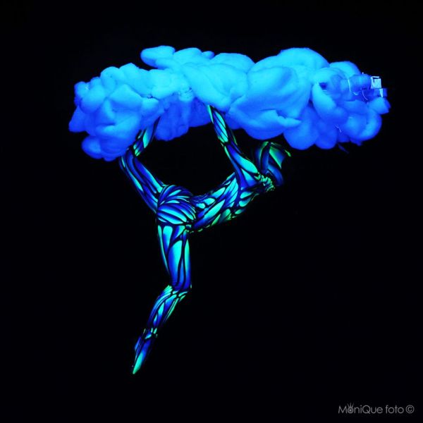 Foto di scena. Ballerino con effetto di luci su sfondo nero
