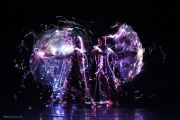 Foto di scena. Effetto di luci su sfondo nero