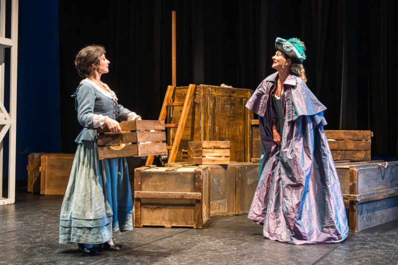Foto di scena. Due donne si parlano una di fronte all'altra
