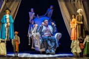 foto di scena. Sior Todero brontolon seduto su una poltrona, circondato da marionette