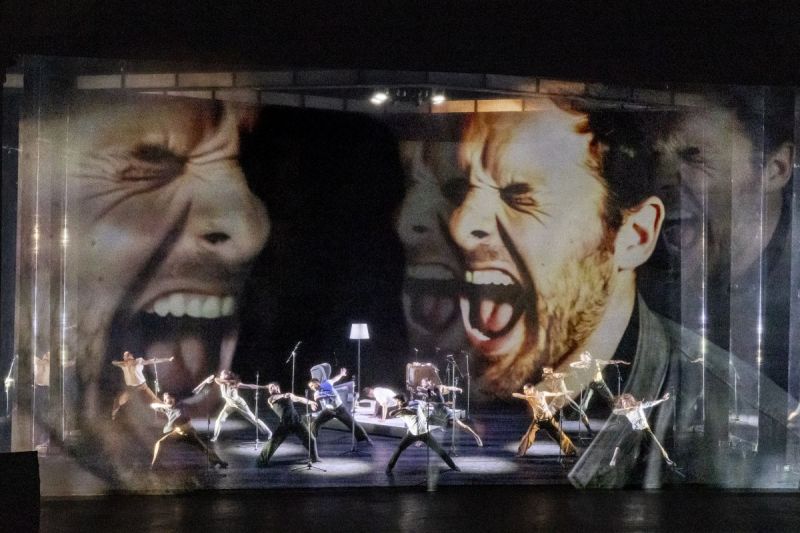 Foto di scena. Cantanti e ballerini