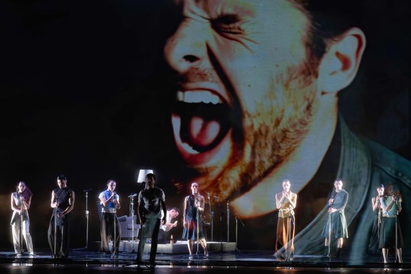 Foto di scena. Cantanti