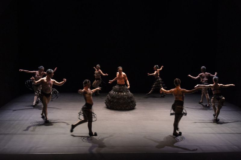Foto di scena. Re Chicchinella in centro, attorniato da danzatrici