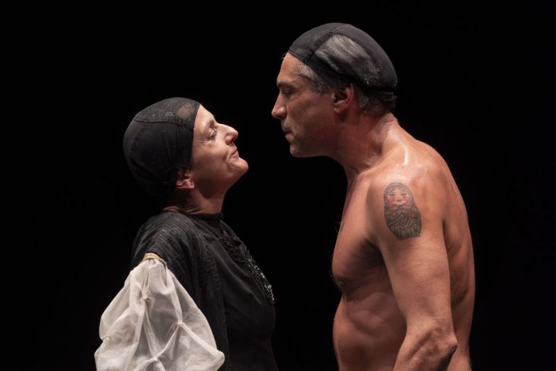 Foto di scena. Re Chicchinella parla con una donna