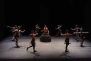 Foto di scena. Re Chicchinella in centro, attorniato da danzatrici