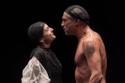 Foto di scena. Re Chicchinella parla con una donna