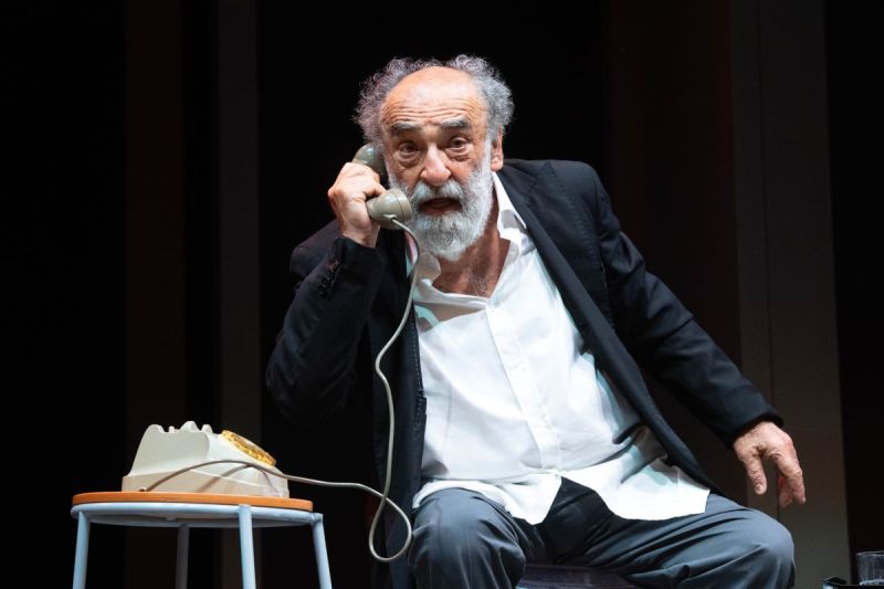 Foto di scena. Haber al telefono 