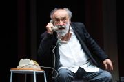 Foto di scena. Haber al telefono 