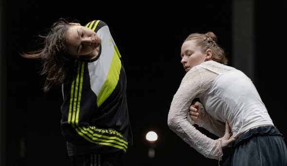 Due ballerine in tuta da ginnastica che si piegano lateralmente