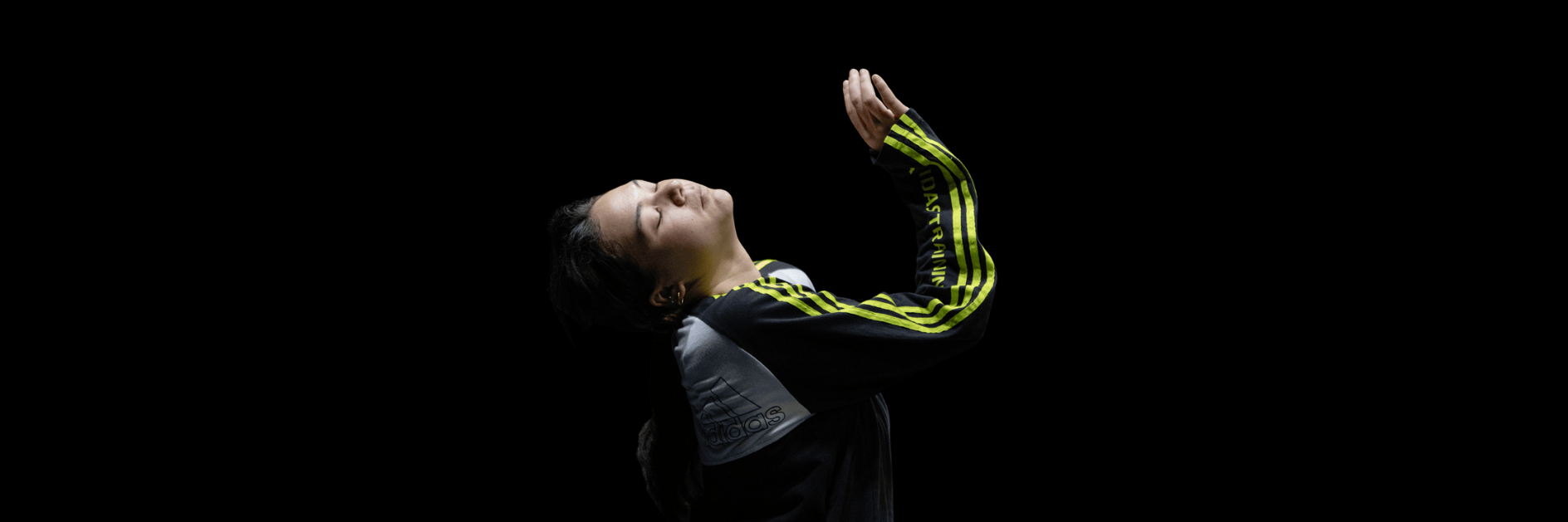 Una ballerina in tuta da ginnastica che si piega all'indietro