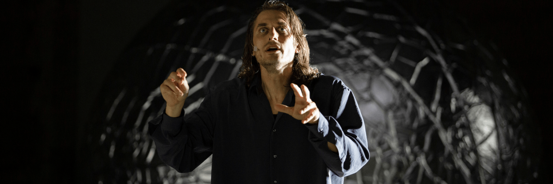 Foto di scena dello spettacolo dove si vede l'attore Luca Marinelli 