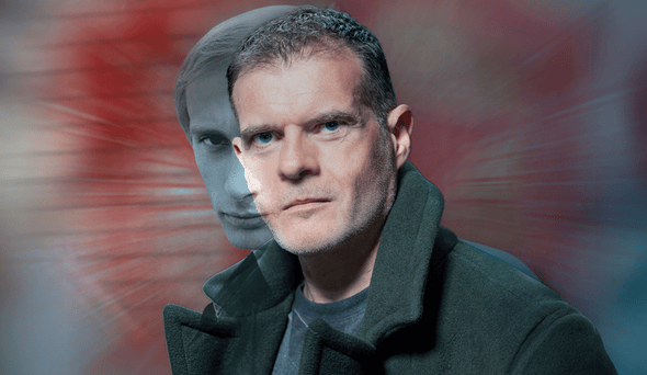 Sovrapposizione fotografica tra l'attore Stafano Massini e un giovane Vladimir Putin