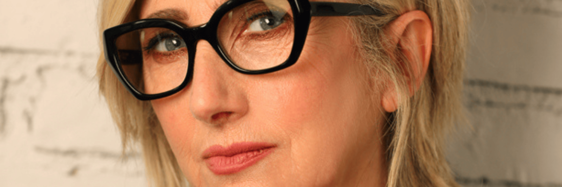 immagine in primo piano dell'attrice Lunetta Savino