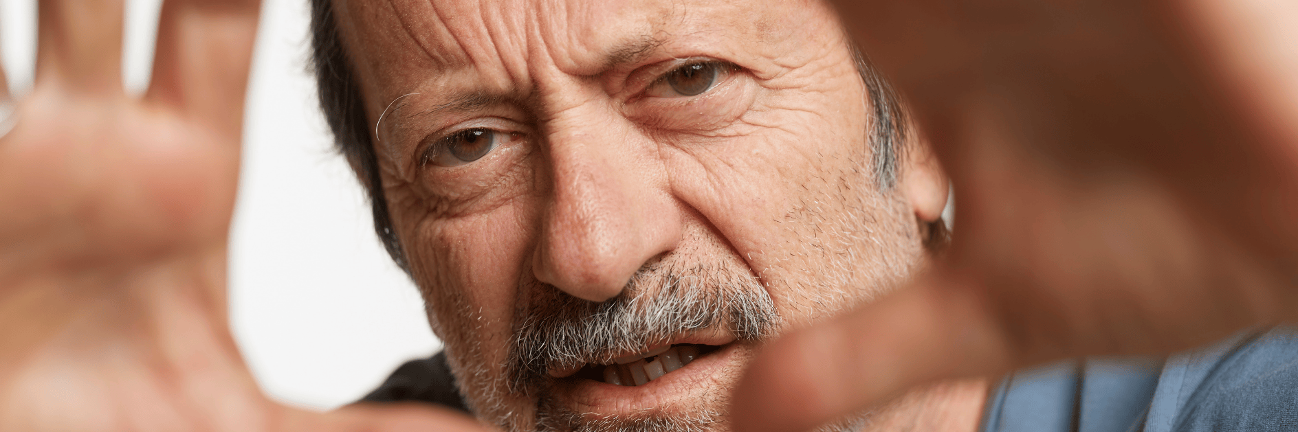 Foto ravvicinata dell'attore Rocco Papaleo