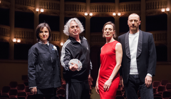 Foto dentro un teatro di due donne e due uomini