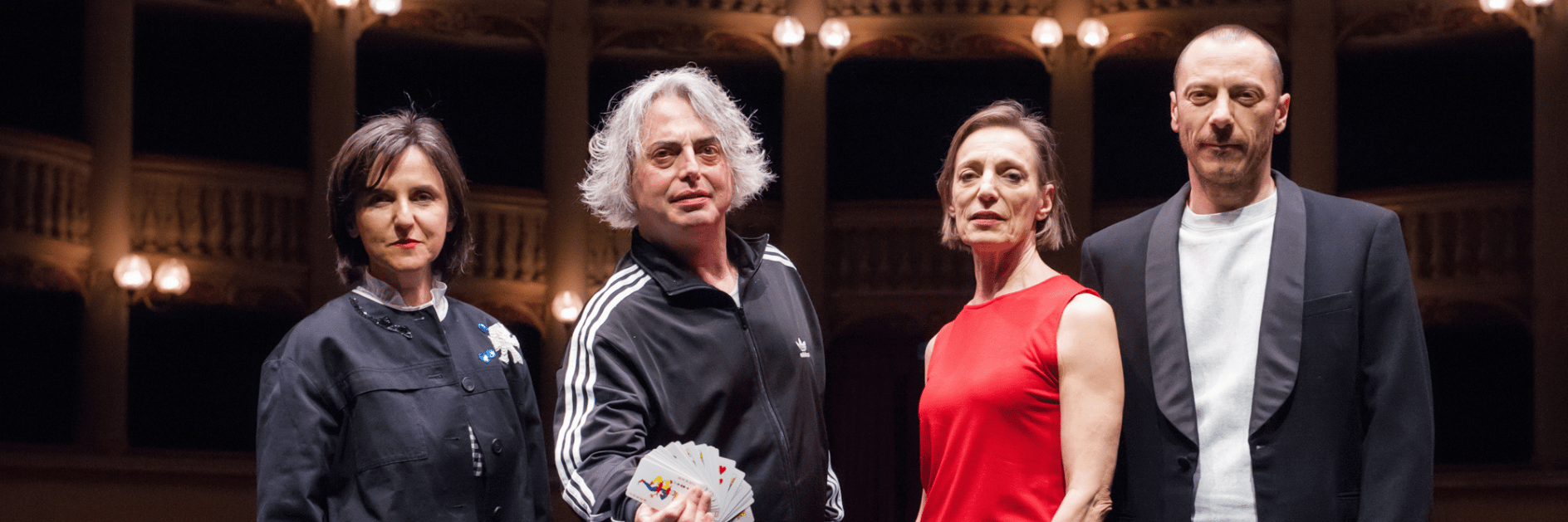 Foto dentro un teatro di due donne e due uomini