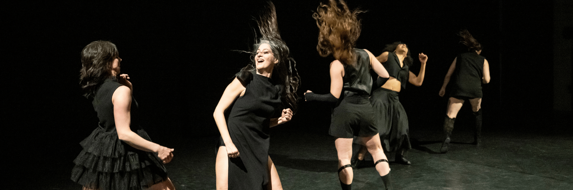 Foto di un gruppo di donne che ballano