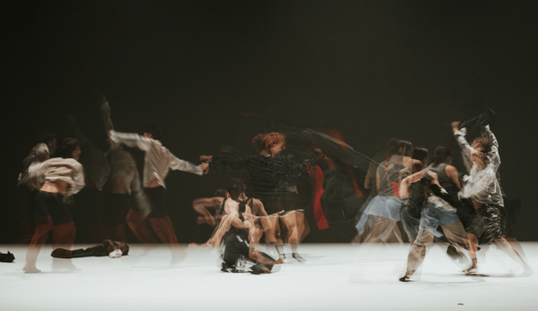 Foto sfocata di un gruppo di ballerini in movimento
